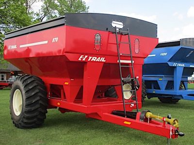  EZ-Trail 870 Grain Cart 
